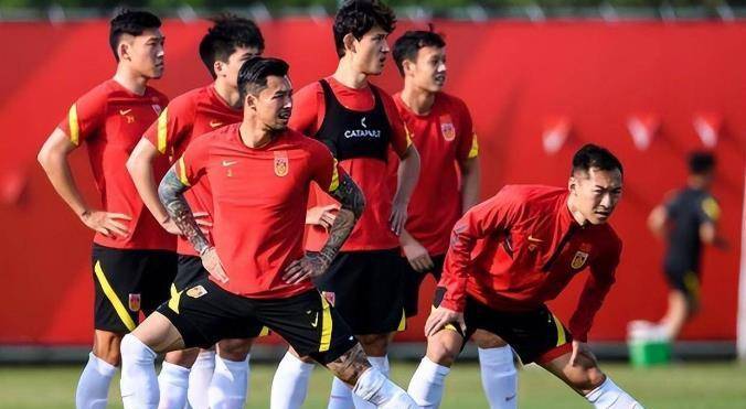 中国足球联赛备受瞩目，球员精神抖擞的简单介绍